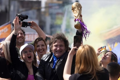 Javier Milei alza una réplica del trofeo de la Copa del Mundo durante su campaña, el 16 de octubre de 2023 en Buenos Aires.