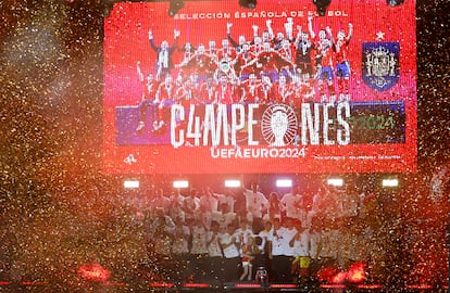 Soccer Football - Euro 2024 - Spain Parade after winning Euro 2024 - Madrid, Spain - July 15, 2024 General view of Spain's players and staff with the trophy during celebrations on Plaza Cibeles after winning Euro 2024 REUTERS/Juan Medina