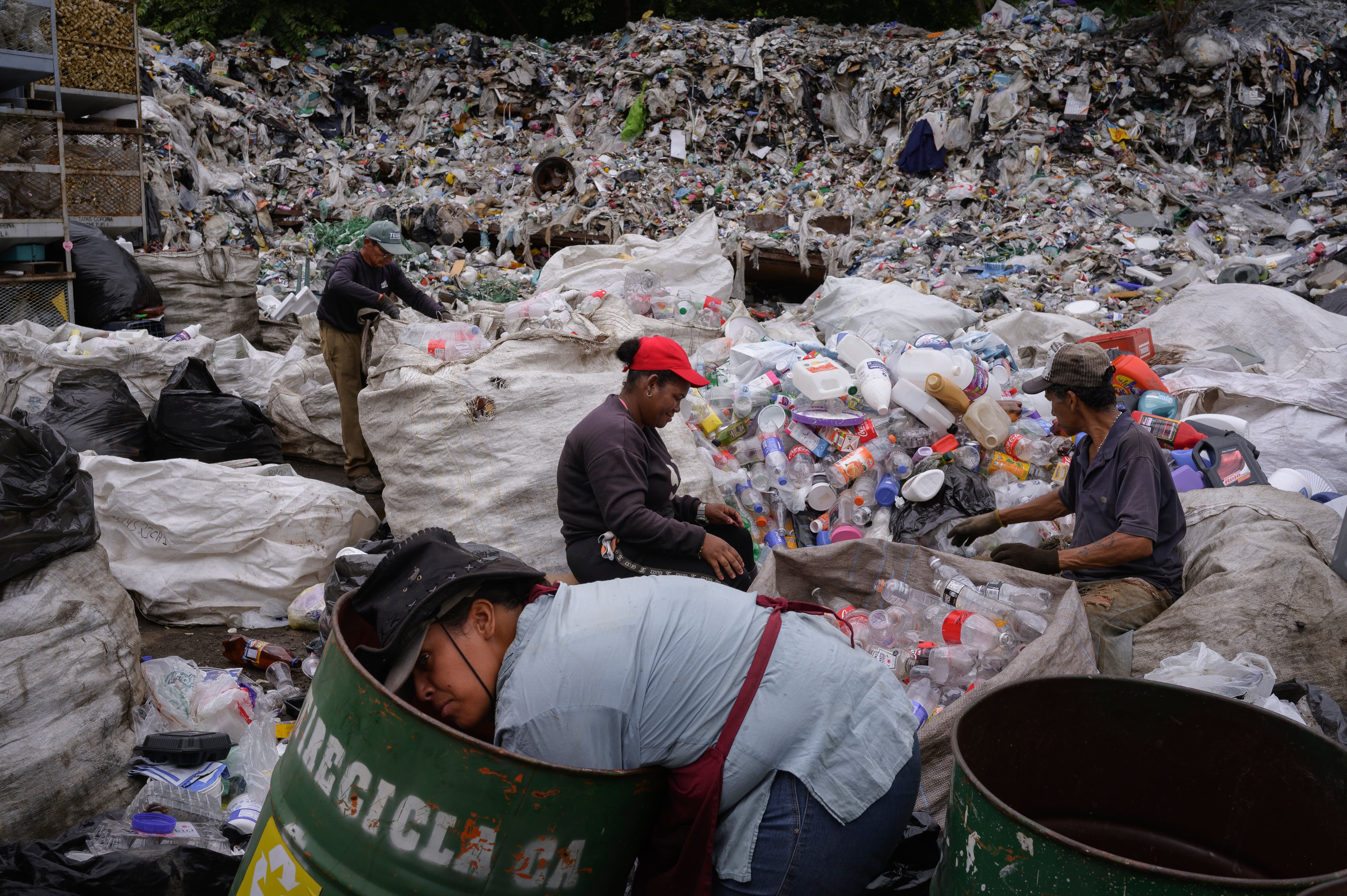 Lentes, materos y muebles de desechos: así rueda el reciclaje en Venezuela