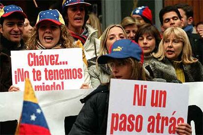 Manifestación contra el presidente venezolano, Hugo Chávez, ante la Embajada de Venezuela en Madrid, en enero de 2003.