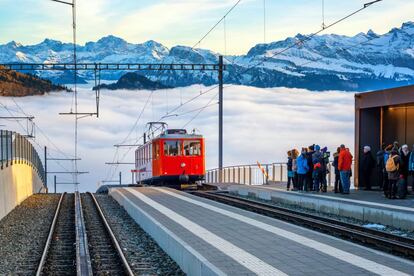 El paisaje alpino rodea la estación de tren Rigi Kaltbad First, ubicada junto al balneario Mineralbad & Spa Rigi Kaltbad.