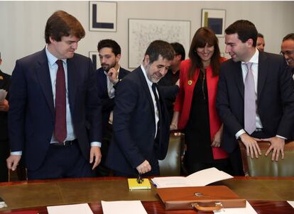 Jordi Sànchez (en el centro), de JxCat, tramita su acta parlamentaria este lunes en el Congreso de los Diputados.