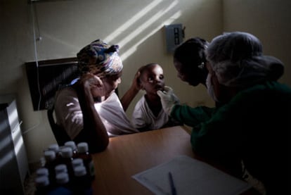 Una doctora examina a un niño con síntomas de cólera en Haití