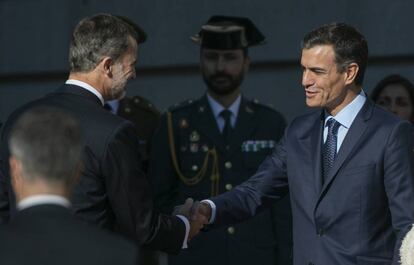 El rey Felipe VI saluda al presidente del Gobierno, Pedro Sánchez, en el exterior del Congreso de los Diputados.