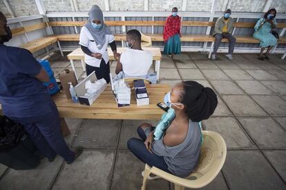 Ante posibles efectos secundarios inmediatos, quienes han sido vacunados deben esperar al menos 15 minutos en las instalaciones antes de irse. En la imagen, varias personas esperan sentadas tras ser inmunizadas, en el Mbagathi County Hospital, Nairobi, el 12 de abril.