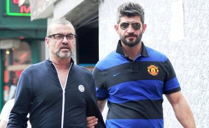 El cantante George Michael junto a su entonces pareja Fadi Fawaz en 2012.