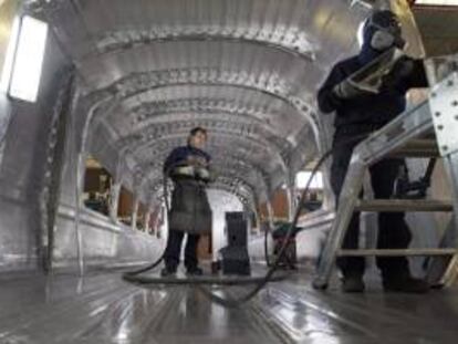 Renfe y el Gobierno argentino firmaron en 2008 un contrato para la venta de 416 vehículos por un importe total de más de 120 millones de euros (176,4 millones de dólares), entre las que había 134 vehículos Talgo III y también contemplaba el mantenimiento de las formaciones. EFE/Archivo