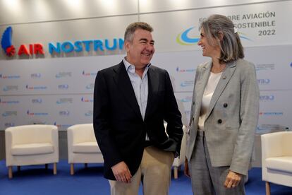 El presidente ejecutivo de Air Nostrum, Carlos Bertomeu, conversa con la directora general de la Asociación europea de aerolíneas regionales (ERA), Montserrat Barriga, durante el Foro sobre aviación regional sostenible, el pasado abril en Quart de Poblet.