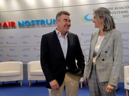El presidente ejecutivo de Air Nostrum, Carlos Bertomeu, conversa con la directora general de la Asociación europea de aerolíneas regionales (ERA), Montserrat Barriga, durante el Foro sobre aviación regional sostenible, el pasado abril en Quart de Poblet.