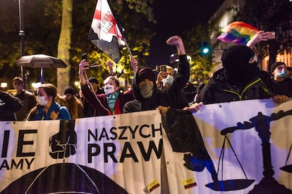 Manifestación en Varsovia contra de la última reforma de la ley del aborto que ilegaliza la interrupción del embarazo en caso de malformación del feto.