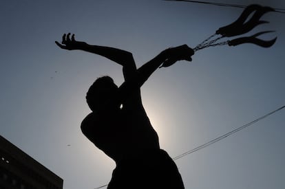 Un chií paquistaní se flagela con varios objetos cortantes durante la procesión de la Ashura, la principal festividad de esta rama del Islam que conmemora el martirio del imán Hussain.