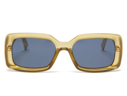 Estas gafas de Givenchy con una montura de color amarillo están inspiradas en los años 60 y son perfectas para darles a tu look ese toque vintage que define tu estilo. 239€.