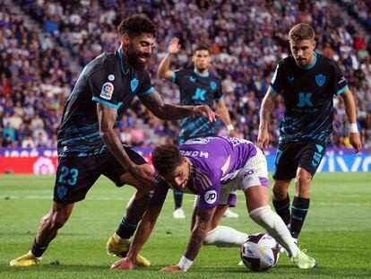 El jugador del Valladolid Monchu trata de retener el balón frente a dos jugadores del Almería en el partido de este lunes en el José Zorrilla