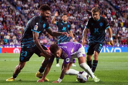 El jugador del Valladolid Monchu trata de retener el balón frente a dos jugadores del Almería en el partido de este lunes en el José Zorrilla