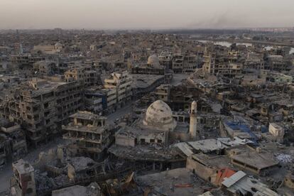 Vista aérea de la Ciudad Vieja de Mosul (Irak) en noviembre de 2017. El alcance de la destrucción en el vecindario es comparable a algunas de las peores batallas urbanas de la Segunda Guerra Mundial, y el costo de la reconstrucción es casi incalculable.