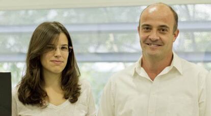 Ricard González Cinca junto a una de las doctoradas del proyecto.