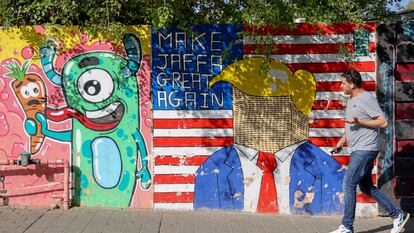 Un hombre ante un mural en Jaffa, al sur de Tel Aviv.