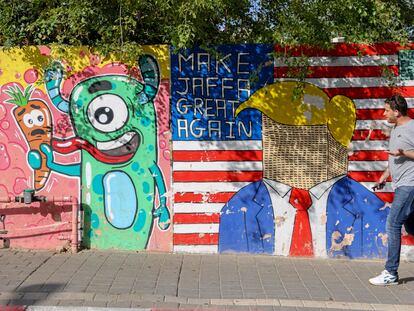 Un hombre ante un mural en Jaffa, al sur de Tel Aviv.