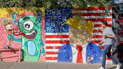 Un hombre ante un mural en Jaffa, al sur de Tel Aviv.