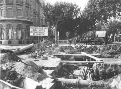 Obres de canalització al passeig de Gràcia.