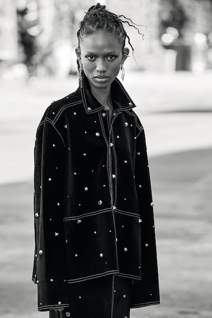 La modelo luce chaqueta (c. p. v.), falda (6.000 €) y pendientes largos (1.750 €), todo de HERMÈS, criollas de CARTIER (c. p. v.) y pendiente clip ancho (1.750 €) y pendiente clip lóbulo y pendiente clip lóbulo (1.850 €), ambos de MESSIKA. Estilismo: Paula Delgado
