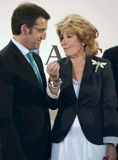 Alberto Núñez Feijóo con Esperanza Aguirre, ayer en Madrid.