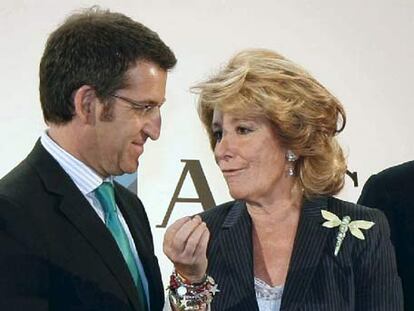 Alberto Núñez Feijóo con Esperanza Aguirre, ayer en Madrid.