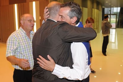 Alfonso Arriola (a la derecha) abraza a Alfredo de Miguel en una asamblea extraordinaria de Caja Vital celebrada en julio de 2010.