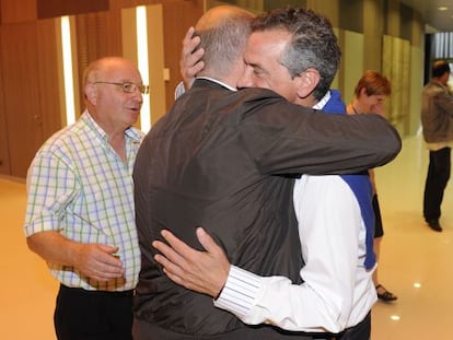 Alfonso Arriola (a la derecha) abraza a Alfredo de Miguel en una asamblea extraordinaria de Caja Vital celebrada en julio de 2010.