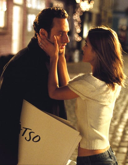 Love Actually (Richard Curtis, 2003)

	Aunque nos exponemos a un subidón de azúcar por el alto nivel de buenas (y manidas) intenciones que derrocha la cinta británica, nunca nos cansaremos de visionar y revisionar Love Actually. No nos engañemos, por algo los americanos quisieron copiar el modelo con el bluff de Historias de San Valentín y por algo se ganó su propio spoof en Date Movie.