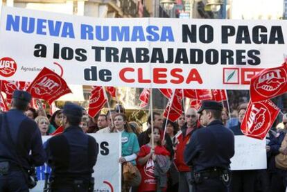 Concentración de trabajadores de Clesa, en Madrid, para pedir al Gobierno regional su ayuda frente a Nueva Rumasa.