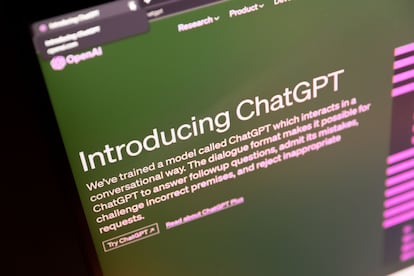 Ordenador con la portada del programa de inteligencia artificial ChatGPT, desarrollado por OpenAI.