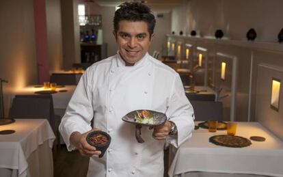 El chef Roberto Ruiz, del restaurante Punto MX de Madrid, con un plato de chinicuiles y guacamole.