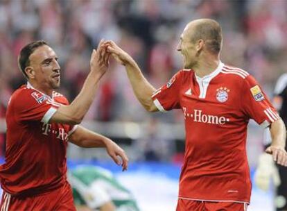 Ribéry (izquierda) y Robben celebran el tercer gol del Bayern.