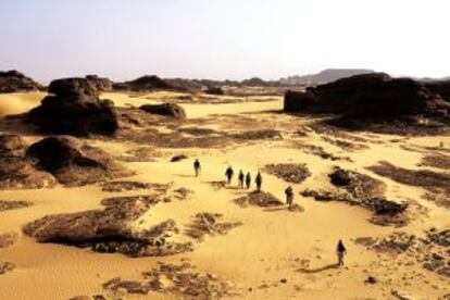 Senderistas en el desierto de Hoggar, en Argelia.