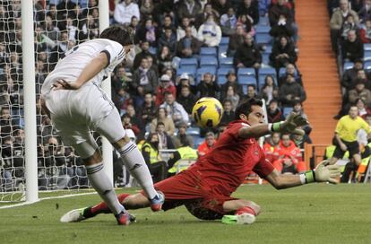 Khedira intenta superar al portero de la Real Sociedad, el chileno Claudio Bravo.