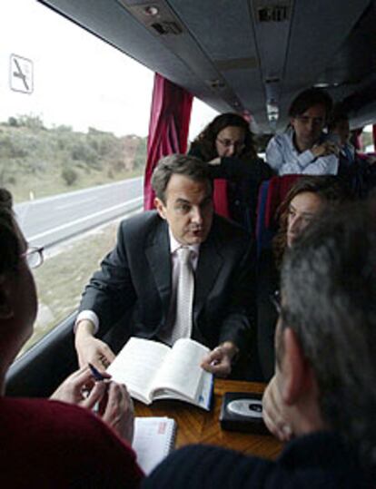 José Luis Rodríguez Zapatero, en el autobús que lleva a los periodistas que siguen la caravana electoral, camino del acto que PSOE celebró hoy en el Pabellón Huerta del Rey de Valladolid.