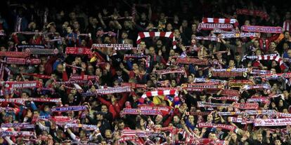 Atl&eacute;tico de Madrid fans at a home match.