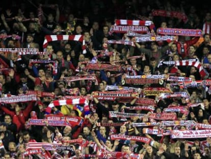 Atl&eacute;tico de Madrid fans at a home match.