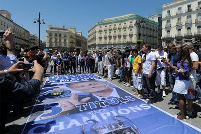 Una pancarta con la cara de Mourinho, entrenador del Inter y uno de los protagonistas de esta final, cubre el suelo de la Puerta del Sol.