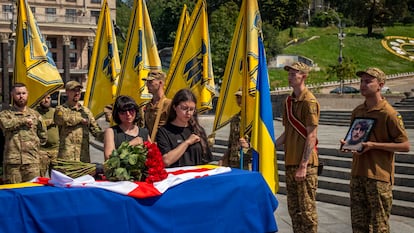 Familiares y miembros del batallón ucranio de Azov en la ceremonia este sábado de homenaje a uno de sus caídos