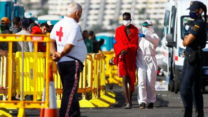 Uno de los jóvenes rescatados en las costas canarias es atendido por personal médico de la Cruz Roja española en el puerto de Arguineguin, en Gran Canaria, el 22 de noviembre.