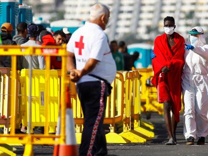 Uno de los jóvenes rescatados en las costas canarias es atendido por personal médico de la Cruz Roja española en el puerto de Arguineguin, en Gran Canaria, el 22 de noviembre.