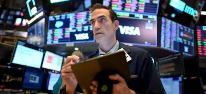 Un operador en la Bolsa de Nueva York.