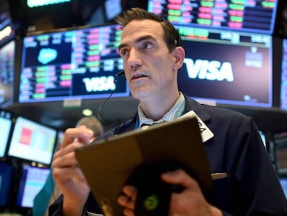 Un operador en la Bolsa de Nueva York.