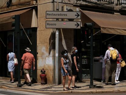 Varias personas en una calle comercial de Lisboa, el jueves.