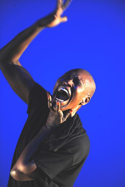 Germaine Acogny, en un momento de la coreografía <i>Songbook Yaakaar.</i>