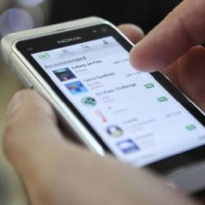 Una persona maneja el nuevo Nokia N8, con Symbian.