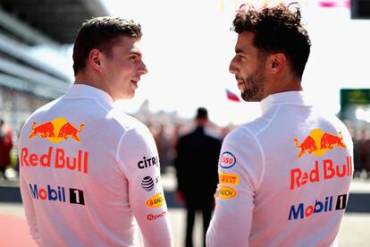 Max Verstappen (izquierda) conversa con Daniel Ricciardo antes de iniciarse la carrera.