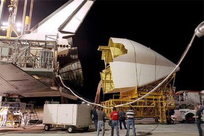 El <i>Discovery</i> espera en el Centro Dryden de Investigación de Vuelo su traslado a Cabo Cañaveral.